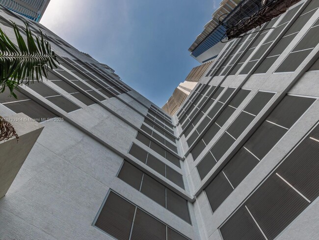 Building Photo - 1060 Brickell Ave