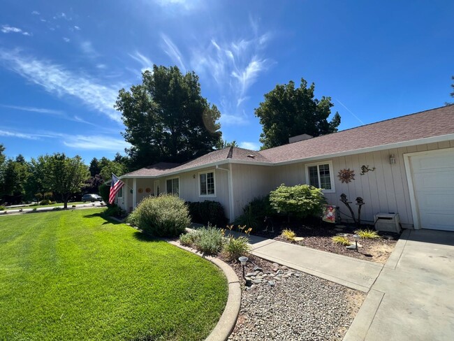 Building Photo - Very nice home in the Antelope School Dist...