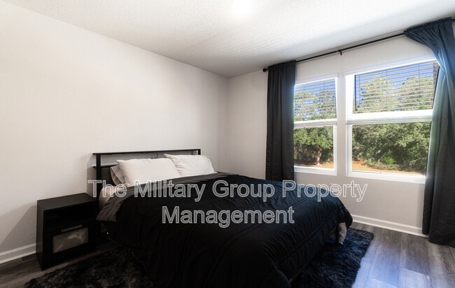 Building Photo - 425 Running Wds St