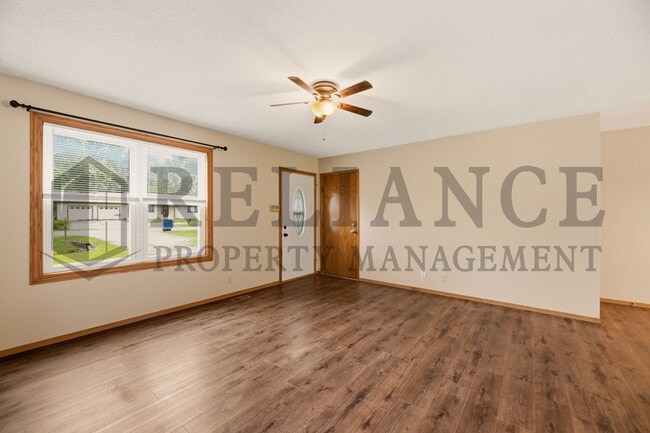 Building Photo - 516 N Lakeside Dr
