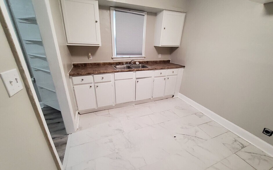 Building Photo - Welcome to our charming 3 bedroom, 1 bathr...