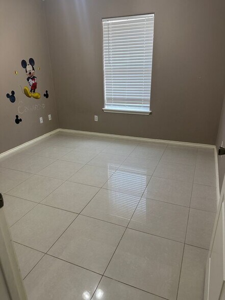 Building Photo - 720 S Logan Dr