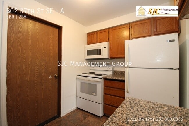 Building Photo - 802 37th St SE