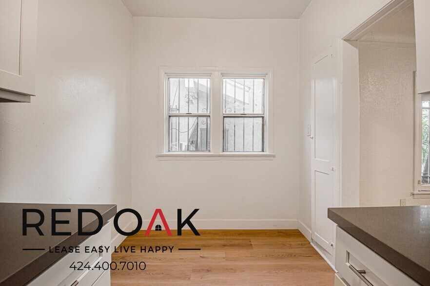 Building Photo - 704 W 54th St