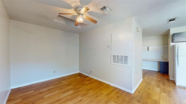 Building Photo - 725 Peppertree Dr