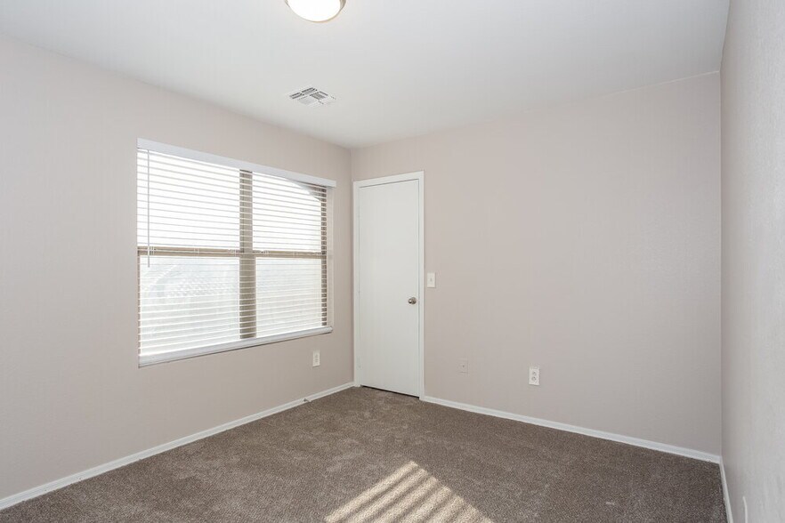 Building Photo - 2809 E Cherry Hills Dr