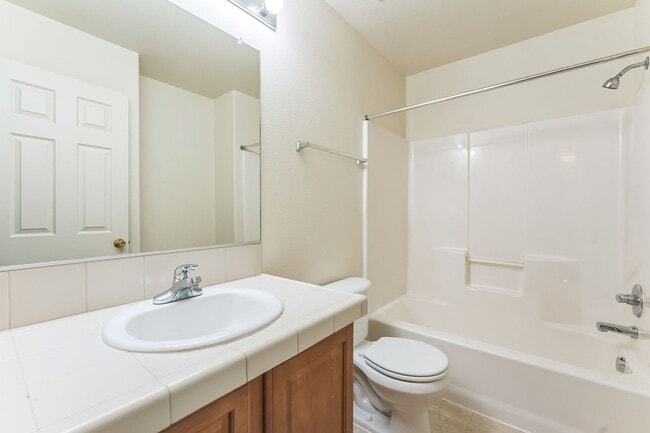 Building Photo - $500 off the first month's rent with a lea...