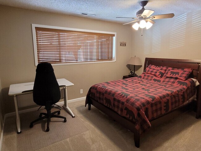 Building Photo - Fully furnished condo with pool