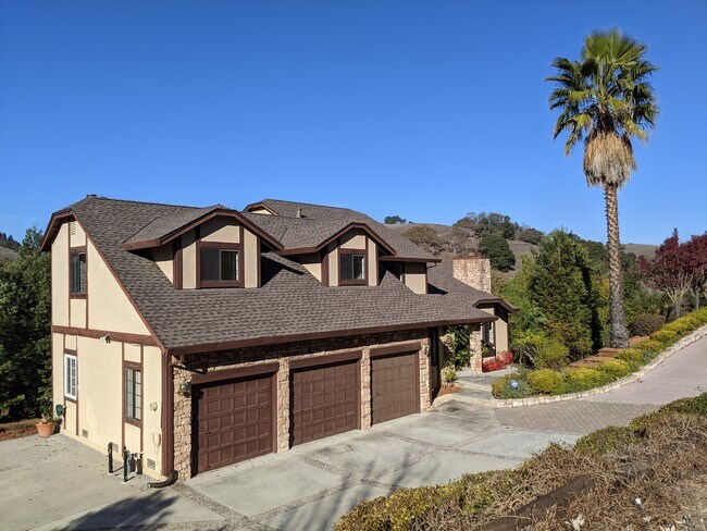 Building Photo - 28050 Horseshoe Ct