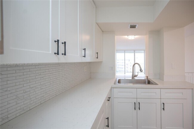 Building Photo - 9210 Fontainebleau Blvd
