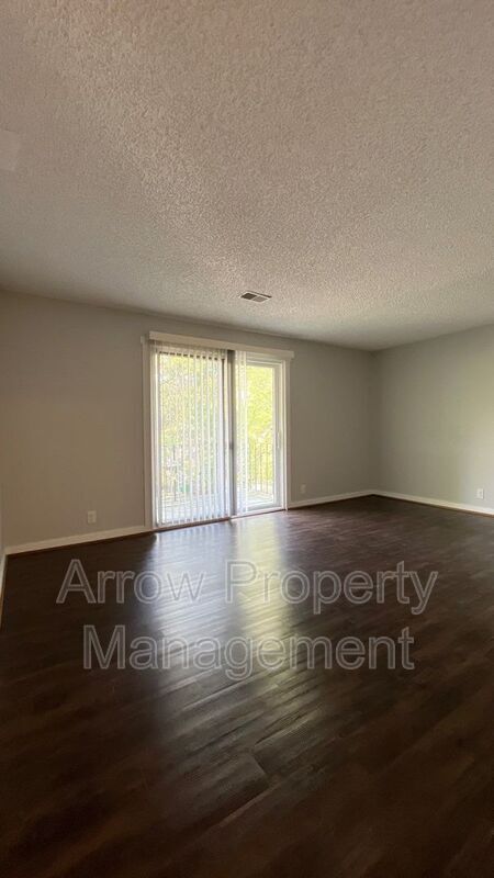 Building Photo - 320 Lincoln St