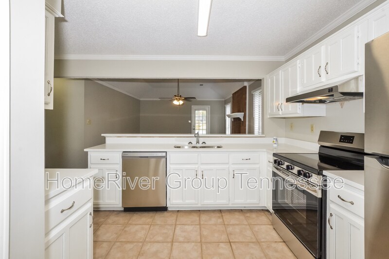 Building Photo - 2216 Lake Springs Ln