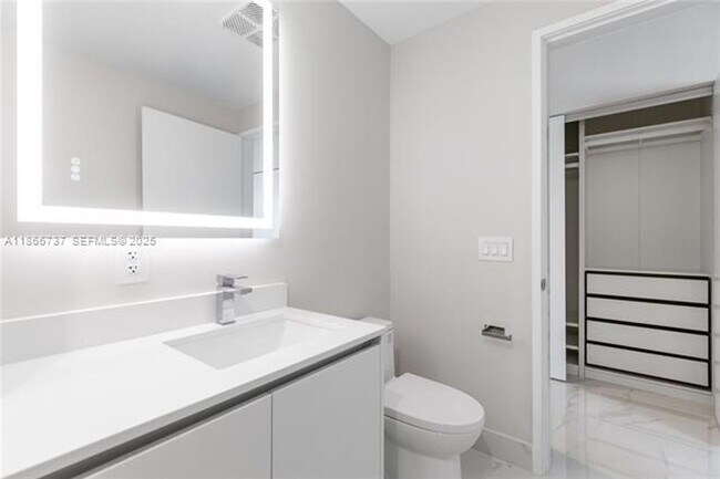 Building Photo - 700 NE 24th St