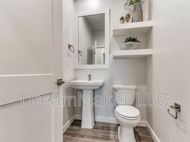 Building Photo - 2807 Clifton Ter
