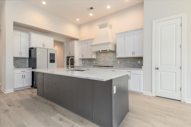 Building Photo - Like New 6 BR/ 4.5 BA in Lakeland