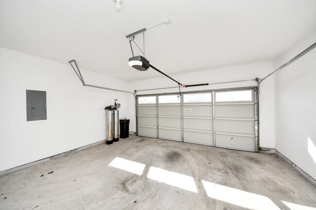 Building Photo - 10438 Plateau Pt Trl