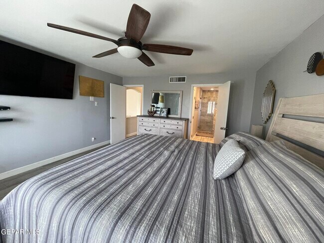 Building Photo - 10024 Fenway Dr