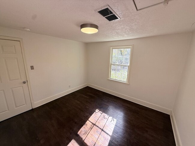 Building Photo - Adorable 2 bed 1 bath cottage with large yard and lots of privacy