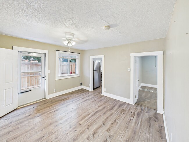 Building Photo - 404 S Race St