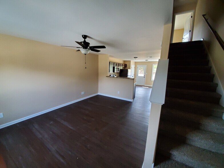 Building Photo - 153 Center Pointe Dr