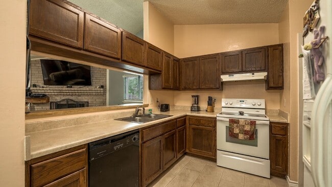 Building Photo - 5718 Champions Hill Dr