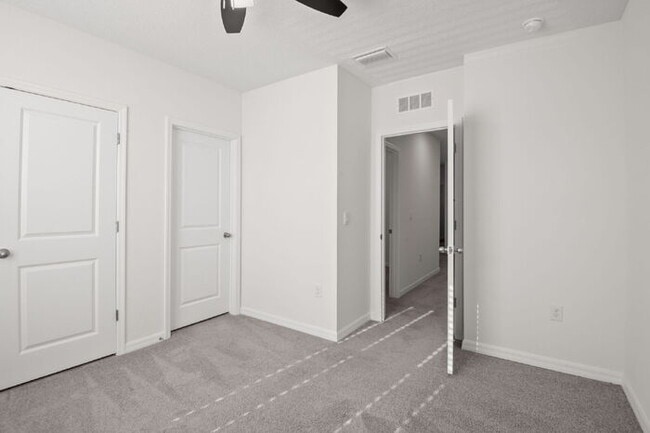 Building Photo - "Spacious 3-Bedroom Townhouse Oasis with 2...