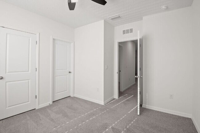 Building Photo - "Spacious 3-Bedroom Townhouse Oasis with 2.5 Baths in Serene Apollo Beach!"