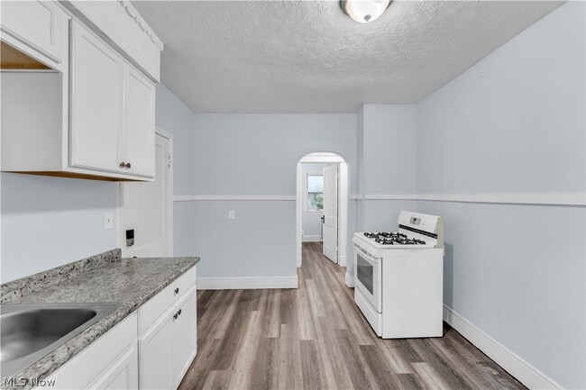 Building Photo - 3209 W 92nd St
