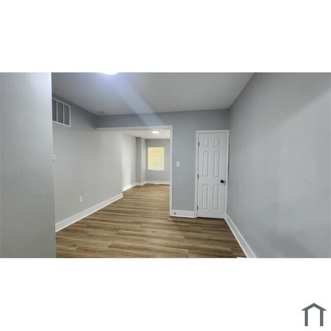 Building Photo - 3 Bedrooom Home 1.5 Bathrooms Move-In-Ready