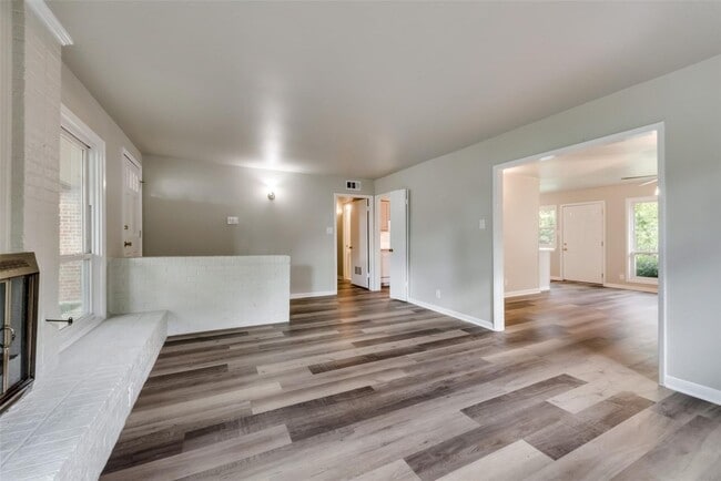 Building Photo - Fabulous modern house located in highly desirable Greenwood Hills