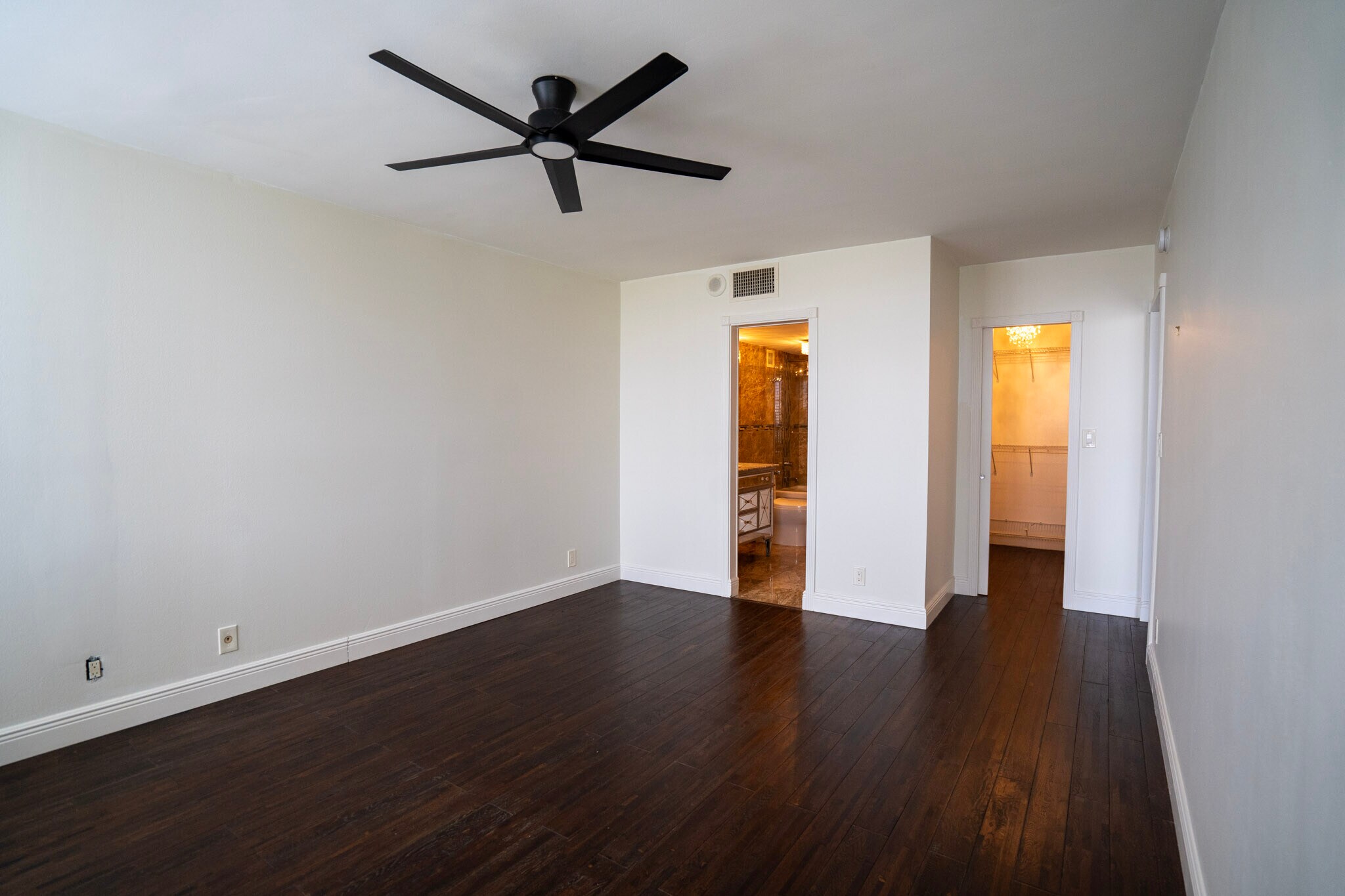 Bedroom with walk in closet - 500 Three Islands Blvd