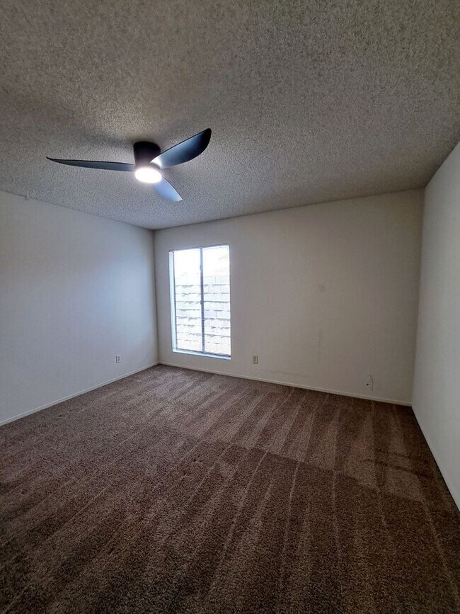 Building Photo - 4593 N Emerson Ave