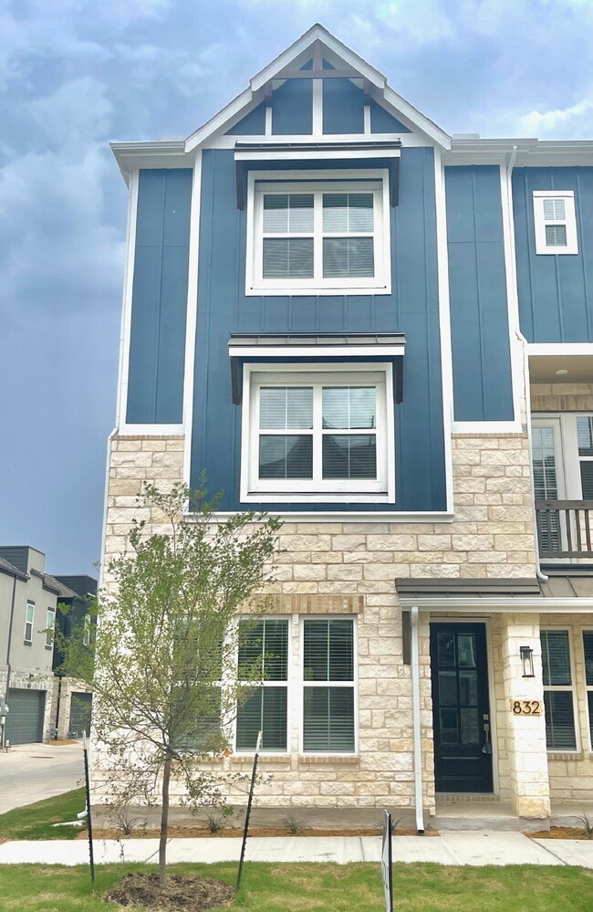 Building Photo - 832 Concan Dr