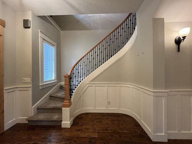 Building Photo - Luxury 5 Bedroom Home with Soaking Tub, Chef’s Kitchen & Expansive Primary Suite