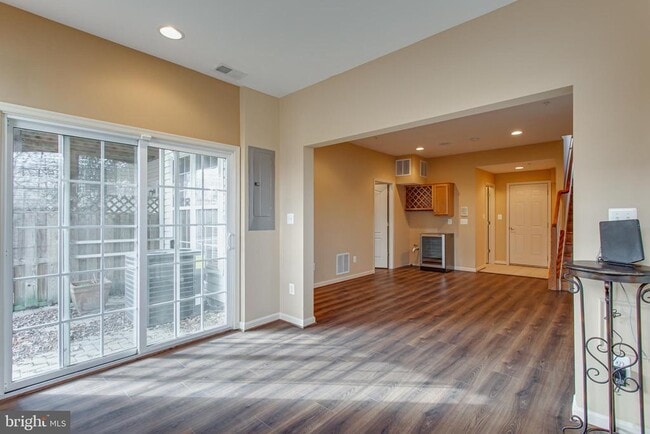 Building Photo - 22000 Avonworth Square