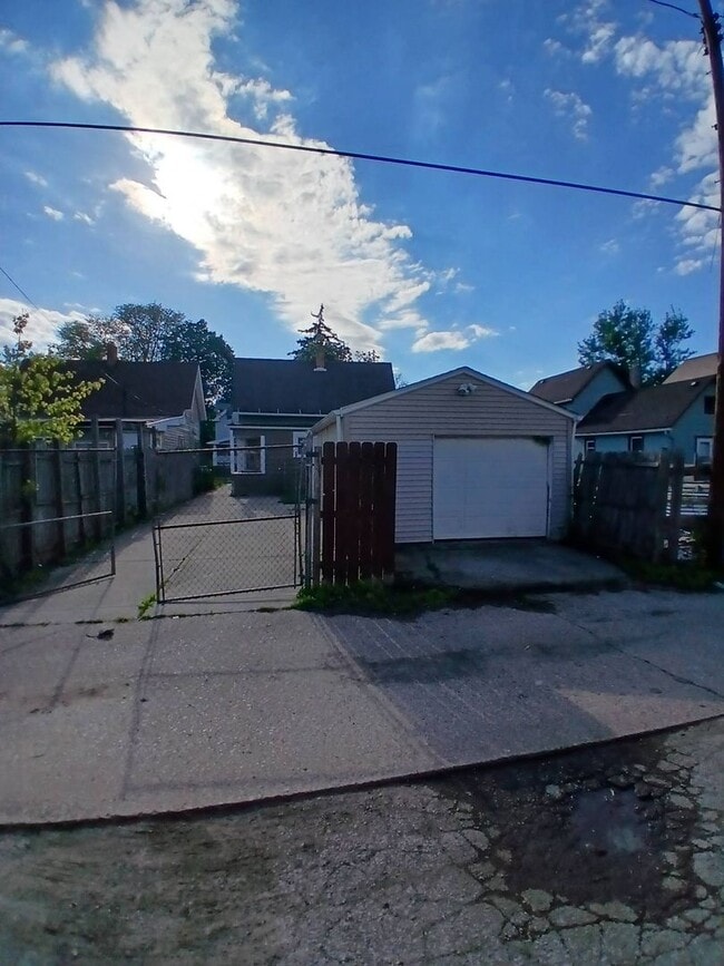 Building Photo - Newly Renovated 4BR/1BA Single-Family Home with Garage – Cleveland