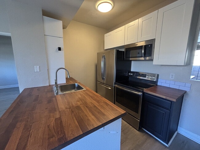 Building Photo - 2 Bed, 2 Bath condo, ground floor unit