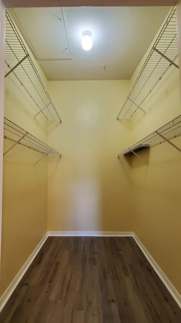 Building Photo - FOR RENT 1 bed 1 bath upper floor with bal...