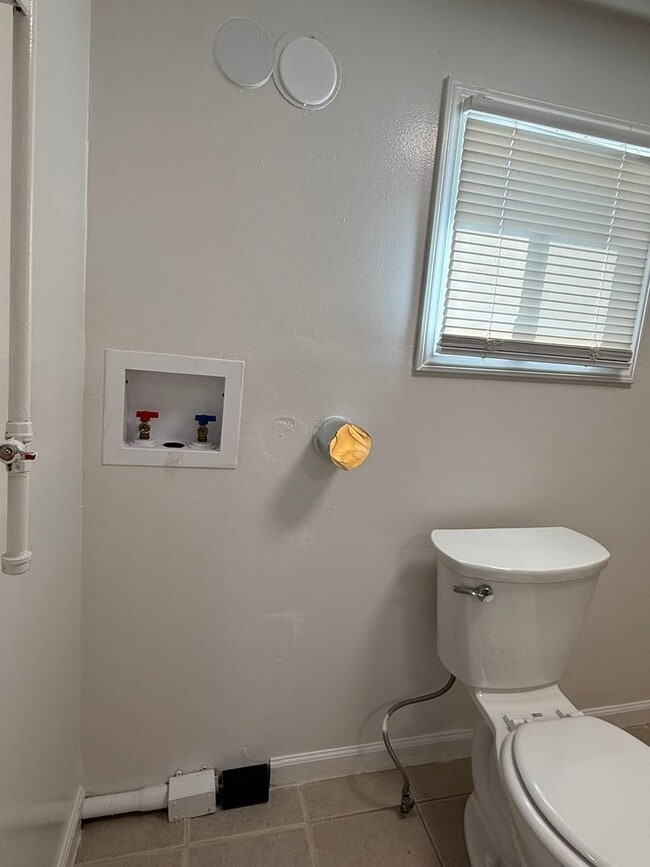 Building Photo - 1 Bed 1 Bath home with fenced yard and a s...