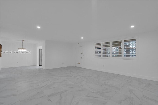 Building Photo - 11960 NE 19th Dr