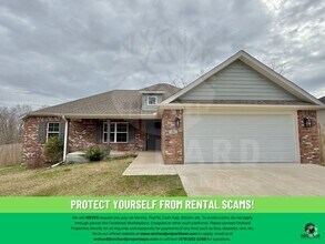 Building Photo - Single-Family Home- 2 Bed/2 Bath w/Hobby R...