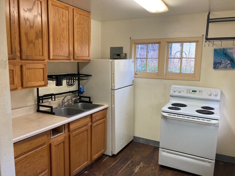 Building Photo - 1301 Manitou Ave
