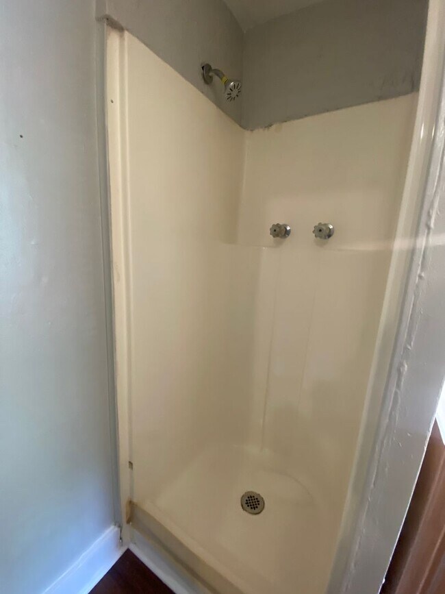 Building Photo - 405 River St