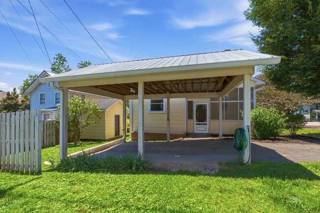 Building Photo - 1301 Clarke St
