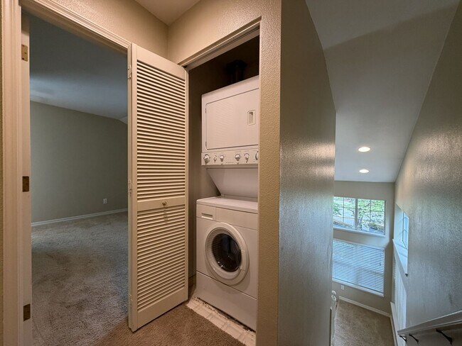 Building Photo - 9605 NW Miller Hill Dr
