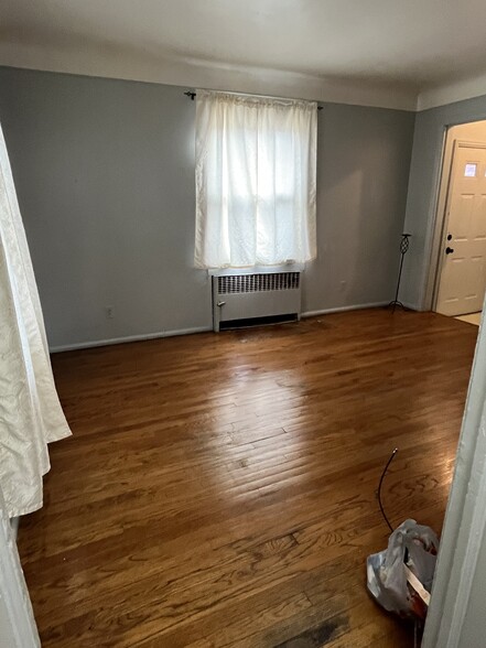 Livingroom - 1105 Russell Ave