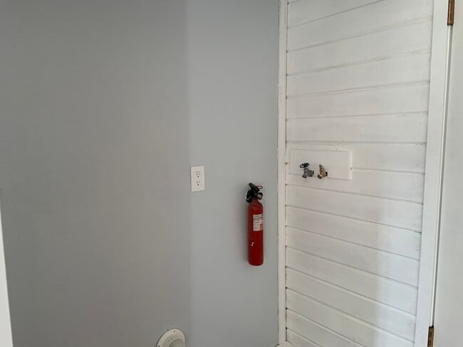 Building Photo - Hard to find 1 bdrm, 1 bath house with carport.