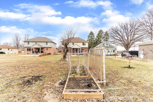 Building Photo - 37440 Curwood Dr