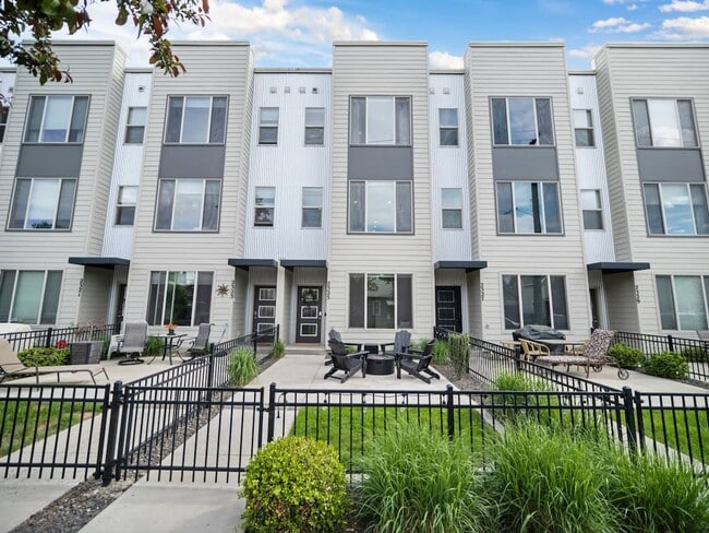 Primary Photo - Beautiful Townhouse In Spokanes Kendall ya...