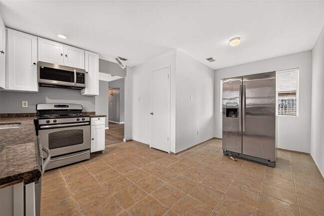 Building Photo - 10814 Parkland Woods Dr